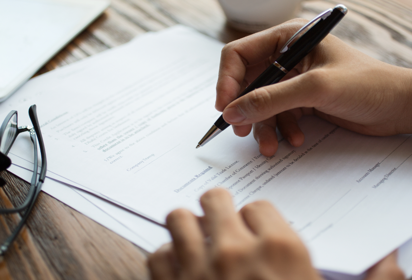 uma pessoa preenchendo um documento